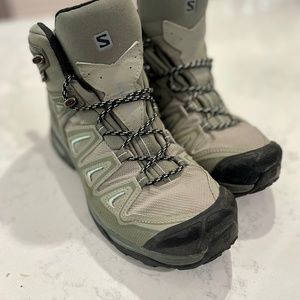 Salomon hiking boots women size 9